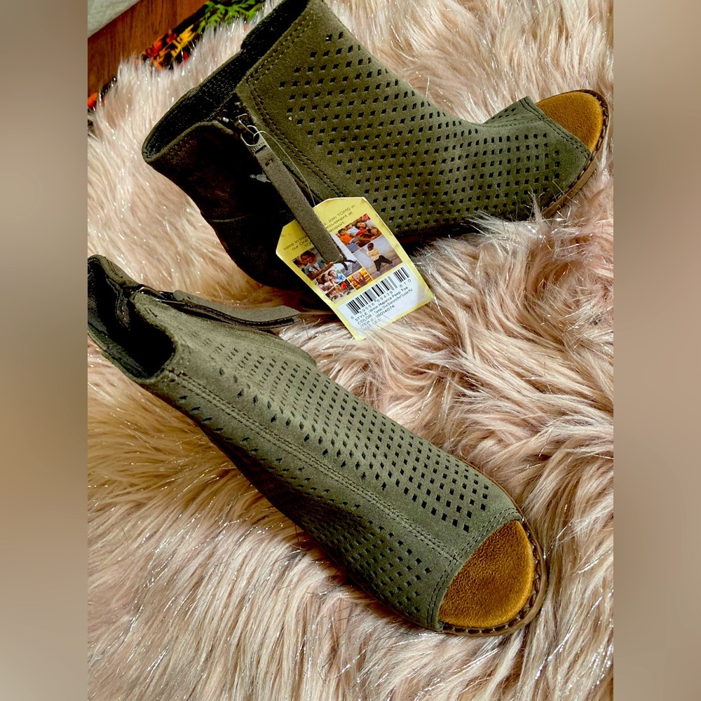 TOMS NEW BOTTIES